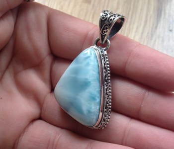 Zilveren hanger met grote Larimar in bewerkte setting